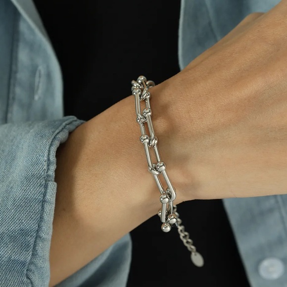 Hardware Graduated Silver Chain Link Necklace and Bracelet Set - Picture 3 of 3